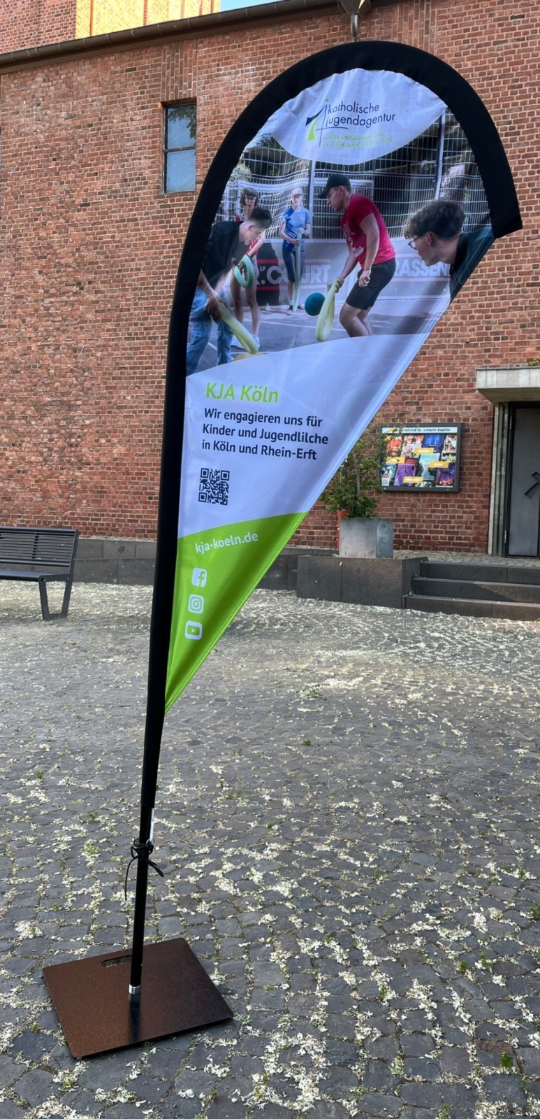 Beachflag-KJA-Koeln-Traegerin-Aktiv-Kinder-Jugendliche (c) KJA Köln
